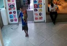 Pareja abandona a su hijo en centro comercial de Brasil