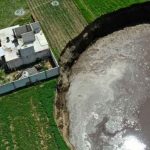 Socavón gigante que apareció en México está por ‘tragarse’ una casa mexico, puebla, socavon,