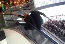 Abuelitos se fajan en una escalera eléctrica por una hamburguesa