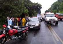 Vivos de milagro al volcarse camioneta en Carretera Sur