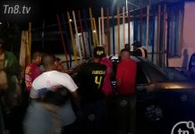 Conductora se estrella contra un autolavado