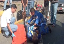 Taxero levanta a motociclista en la carretera Nueva a León