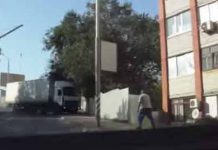 Brutal: Camión terminó contra un edificio