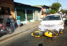 Tremendo impacto entre motociclista y vehículo