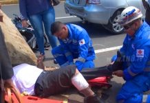 Motociclista termina lesionado por conducir distraído
