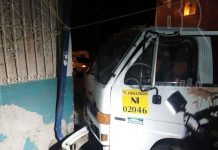 Conductor de camión se estrella contra una casa