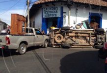 León: Daños materiales y un lesionado por fuerte impacto entre camionetas