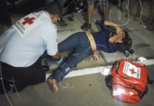 Motociclistas se estrellan contra taxi por no guardar la distancia