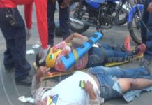 Motociclista terminan lesionados al resbalar en plena carretera