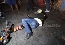 Motociclista queda lesionado en el pavimento
