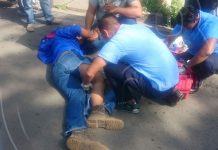 Se desbarata la rodilla al chocar con camioncito