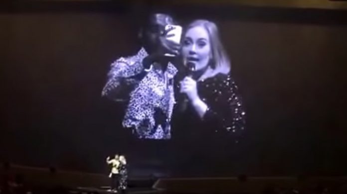 adele-besa-a-fanatico