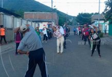 Adultos mayores caminan por las calles de Somoto
