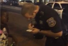 EE.UU Repudio por policía interrogando a niños Afroamericano
