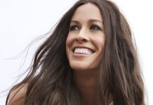 Alanis Morissette presume su embarazo con foto desnuda