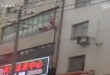 Amante huye desnudo por la ventana para evitar golpiza