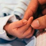 ¡Perturbador! Mujer sube videos a TikTok jugando con el «cadáver» de su bebé tiktok, videos, viral, cadaver, bebe, insolito, delito, videos virales,