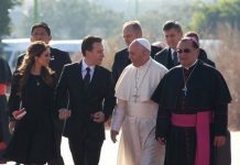Anahí y su esposo reciben al Papa Francisco