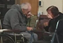 Pareja de ancianos despidiéndose conmueve en internet
