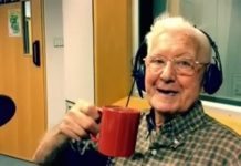 Ancianito deja de sentirse solo gracias a un programa de radio