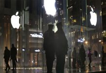 Ladrón se viste como empleado de Apple Store y sale con 19 iPhones