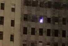 Aparece árbol fantasma de Navidad en hospital abandonado