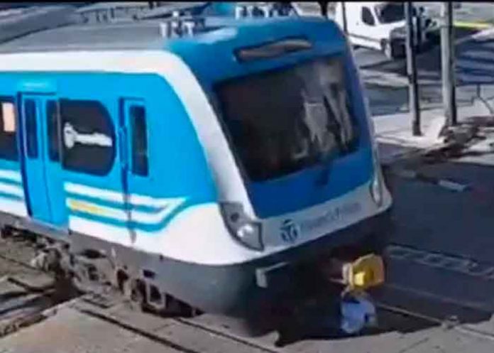 argen1 Argentina, vias de un tren , adolescente, rescate