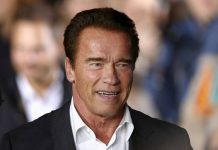 Captan a Arnold Schwarzenegger usando prenda interior de mujer
