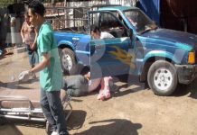 Conductor fue arrastrado por su propia camioneta