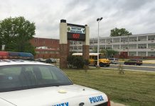 Hombre mata a su esposa afuera de escuela en Maryland