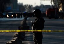 Ataque suicida contra estación de policía deja 20 muertos en Afganistán