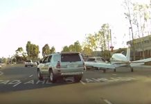 Increíble: Avioneta aterriza en una carretera con tráfico