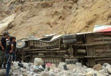 Perú: Mueren 10 personas al caer bus en abismo