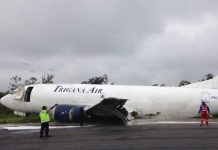 Avión derrapa sobre la pista y pierde el tren de aterrizaje en Indonesia