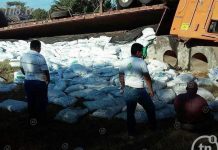 León: Se da vuelco camión transportador de azúcar