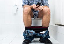 ¿Por qué no es bueno ir al baño con tu celular?