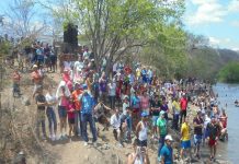 Veraneantes se refrescan en El Tamarindo