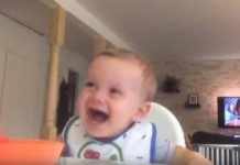 Bebé se ataca en risa cuando ve a su mamá comiendo sandía
