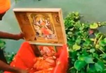 India, río Ganges, bebé, caja,