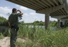 Rescatan bebé de 2 años abandonada por coyotes en frontera de EE.UU.