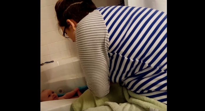 bebe-imita-risa-de-nelson