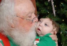 Bebé con medio cerebro tiene su primer encuentro con Santa Claus