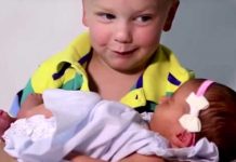 Seis hermanos le dan la bienvenida a su única hermana recién nacida