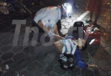 Motociclista lesionado al estrellarse contra un carro