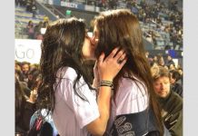 El beso entre dos chicas más viral de Twitter