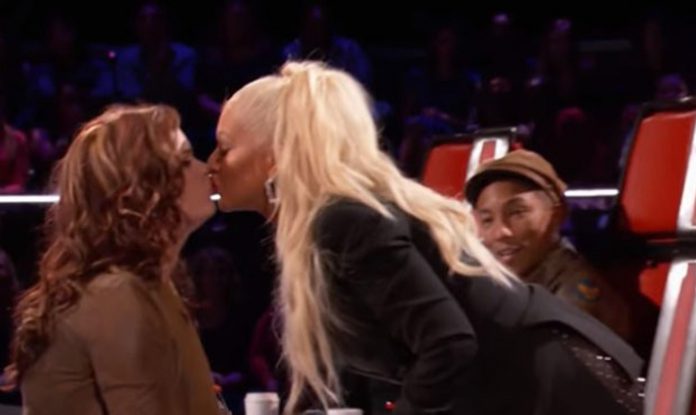 beso-cristina-aguilera-y-concursante