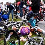 VIDEO: Mujer distraída con un cartel provoca una caída masiva de ciclistas francia, bicicleta, ciclista, accidente,