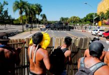 Brasil, represión, manifestantes indígenas, policías
