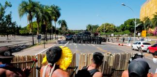 Brasil, represión, manifestantes indígenas, policías