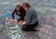 Franja peatonal se convierte en lienzo de apoyo en Bruselas